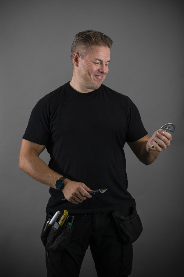 Medarbetare i snickarbyxor