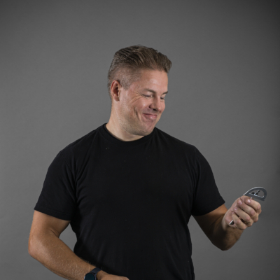 Medarbetare i snickarbyxor