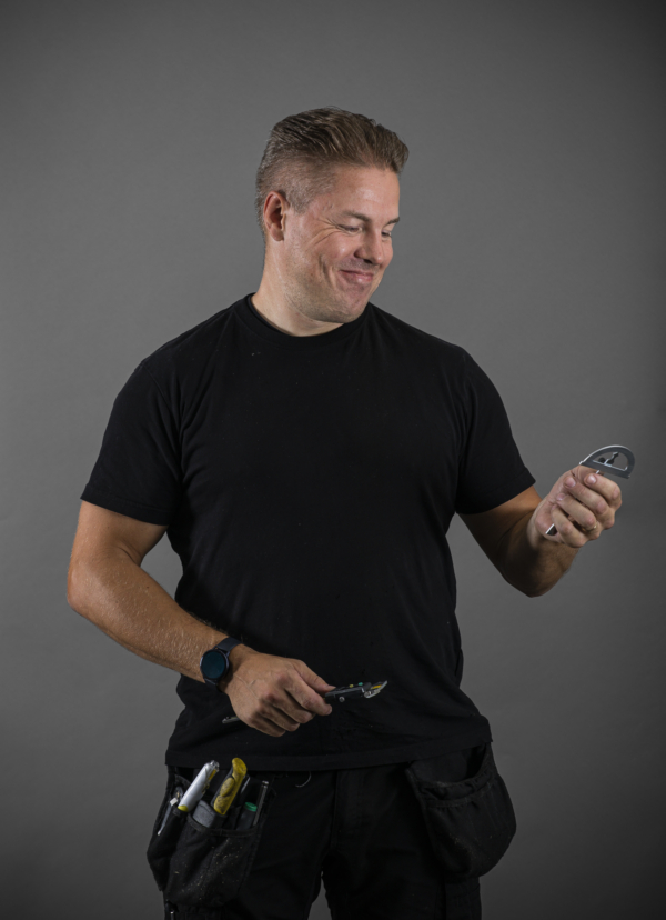 Medarbetare i snickarbyxor