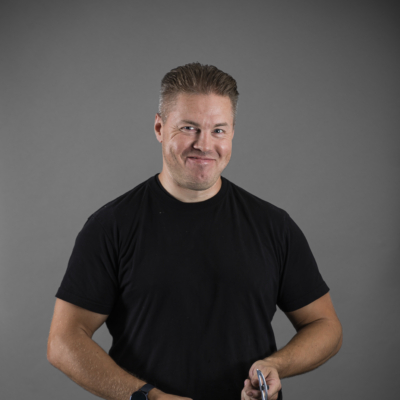 Medarbetare i snickarbyxor