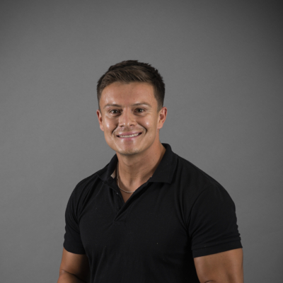 Anställd i svarta kläder