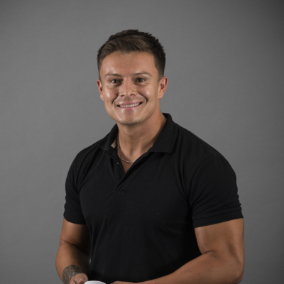 Anställd i svarta kläder