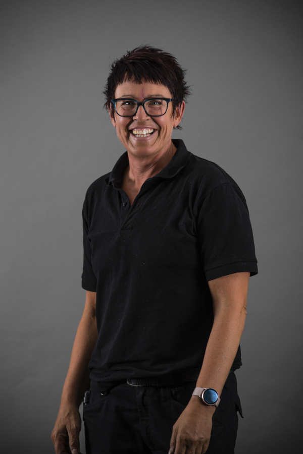 Glad medarbetare i svarta kläder