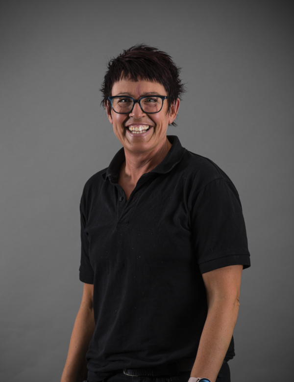 Glad medarbetare i svarta kläder