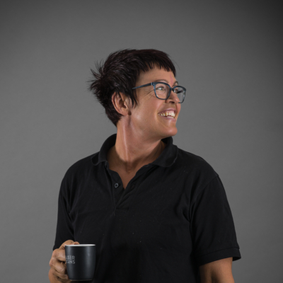 Anställd i svarta kläder