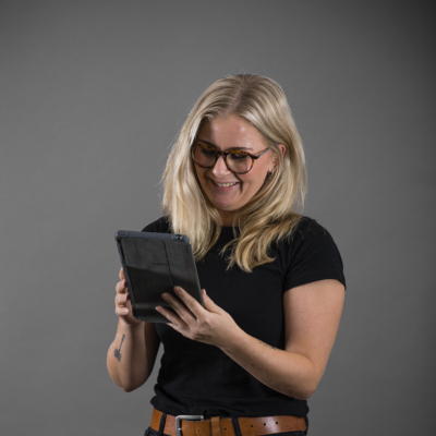 Anställd i svarta kläder, Liv