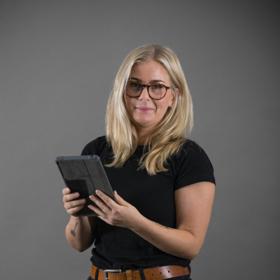 Anställd i svarta kläder