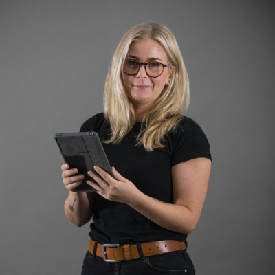 Anställd i svarta kläder